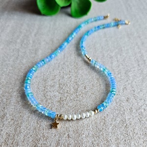 Peut inclure: Un collier d&eacute;licat compos&eacute; de perles de pierres pr&eacute;cieuses bleues et vertes, rehauss&eacute; d'une rang&eacute;e de perles blanches et d'un pendentif &eacute;toile en or.