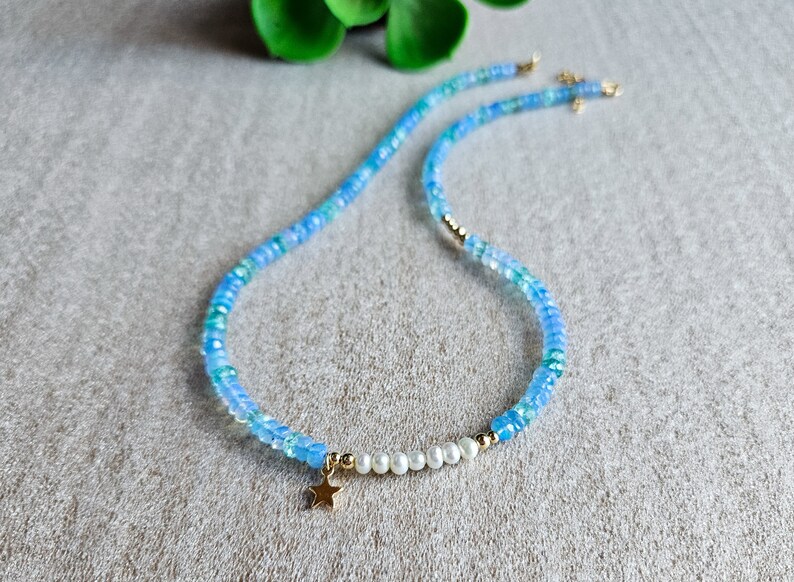 Peut inclure: Un collier d&eacute;licat compos&eacute; de perles de pierres pr&eacute;cieuses bleues et vertes, rehauss&eacute; d'une rang&eacute;e de perles blanches et d'un pendentif &eacute;toile en or.