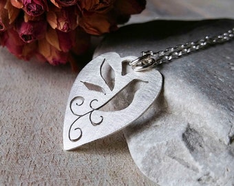 Collana a forma di cuore con uccello in argento sterling, cuore fatto a mano, uccello del paradiso, ispirato alla natura, motivo a forma di uccello, collana con uccello, fatta a mano, amante degli uccelli