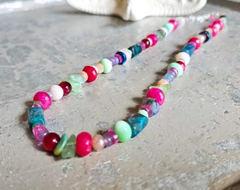 Halsband med flera ädelstenar, färgglatt bohohalsband, långt bohosten, färgglatt pärlhalsband, unikt flerstenshalsband, vårhalsband, Sundance-pärlor