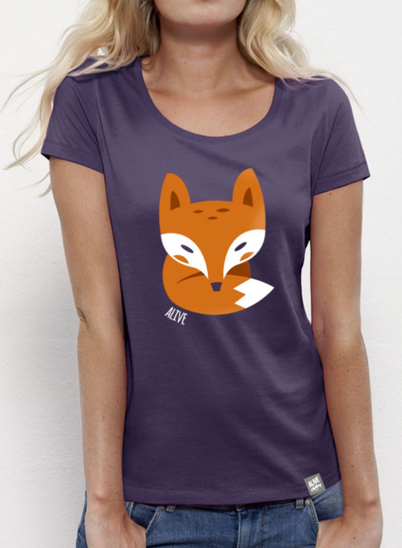 Fox ii. Женская одежда с лисами. Логотип с лисой одежда. Рубашка с маленькими лисичками женская. Аутфит лисы.