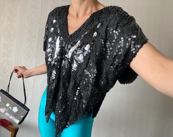 Blusa/Top vintage negra de seda pura con lentejuelas de mariposa y mangas cortas (tallas S-M)