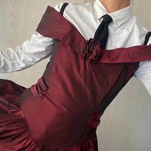 Vestido de noche/fiesta vintage rojo iridiscente con hombros descubiertos y enagua / Tallas S a M