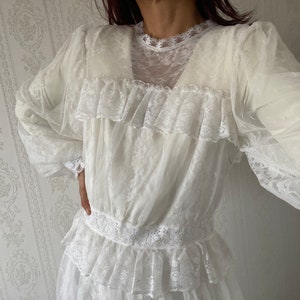 Vintage White Floral Lace Tiered Wedding Dress/ M
