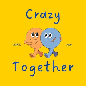 以下が含まれることがあります： 黄色い背景に青い文字で「Crazy Together」と書かれています。オレンジと青の2人の漫画のキャラクターが抱き合っています。オレンジ色のキャラクターは親指を立てています。「Since 1976」という文字も表示されています。
