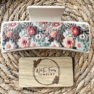 Presilha de cabelo de couro com aparência de bordado floral