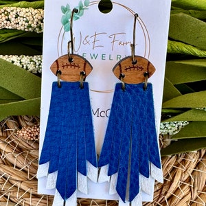 Blauw-witte leren voetbaloorbellen met franje