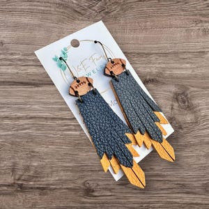 Marineblauwe en gouden leren voetbaloorbellen met franje