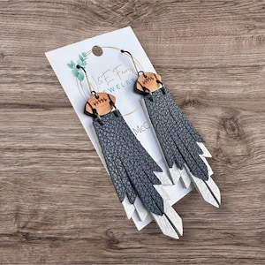 Marineblauwe en witte leren voetbaloorbellen met franje