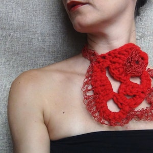 Collana di filati di carta, collana rosso, gioielli di filato di lana, filato collana, uncinetto a forma libera, dichiarazione collana, gioielli di filati di carta