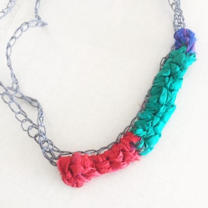 Collana di seta, filato di carta, gioielli di filati, multicolore, collana all'uncinetto, collana dichiarazione, collana pettorale