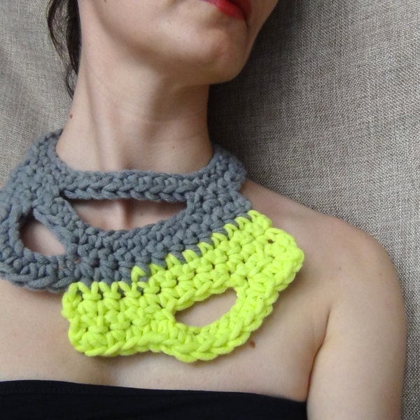 Collier fil encombrants, collier crochet, crochet de forme libre, fil néon gris, chunky collier, bijoux déclaration