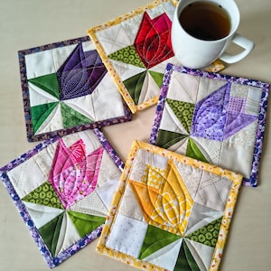 Gesteppte Tulpen-Topflappen und -Untersetzer - 2 in 1, 16,5 Zoll | Frühling Untersetzer | Florale warme Kissen | Handgemachte Blumen Becher Teppiche | Sommerliches Quiltmuster