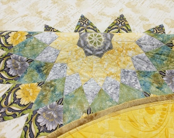 6人掛けのテーブル用の円形パッチワークテーブルクロス。白と