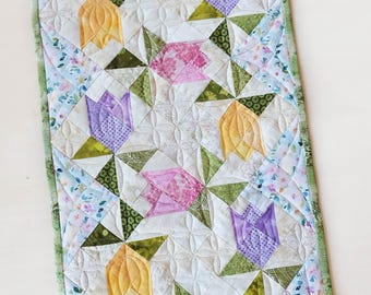 Chemin de table fleuri matelassé - tulipes printanières - 33" par 14" | Tenture murale d'été | Chemin de table floral | Mini courtepointe faite main
