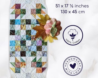 Herbst gesteppter Tischläufer auf Beige - 132cm mal 43cm | Batik Mini Quilt | Lange Patchwork Tischdecke | Herbstliches Wandbild