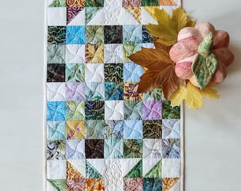 Herbst gesteppter Tischläufer auf Beige - 132cm mal 43cm | Batik Mini Quilt | Lange Patchwork Tischdecke | Herbstliches Wandbild