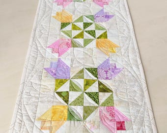 Chemin de table fleuri matelassé - tulipes printanières sur beige - 33" par 14" | Tenture murale d'été | Chemin de table floral | Mini courtepointe faite main