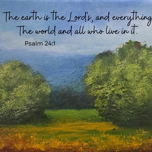 Puede incluir: Una pintura de un paisaje con un cielo azul, árboles verdes y un campo de hierba amarilla. La pintura tiene una cita de la Biblia, Salmo 24:1, que dice: "La tierra es del Señor, y todo lo que hay en ella, el mundo y todos los que viven en ella."