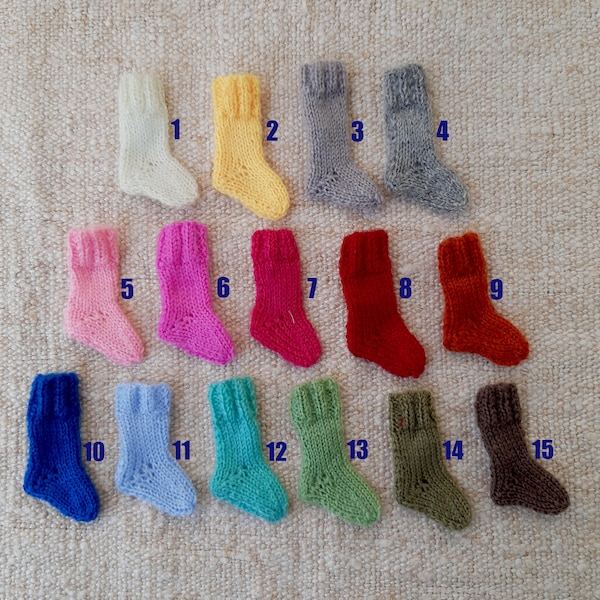 Chaussettes en laine tricotées à la main pour Blythe.