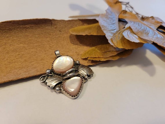 Vintage Mother of Pearl Pendant - image 5