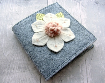 Livre avec aiguilles en feutre - étui à aiguilles - protège-aiguilles - porte-aiguilles - organisateur d&#39;aiguilles - livre d&#39;aiguilles floral - livre d&#39;aiguilles fait main - fleur en feutre