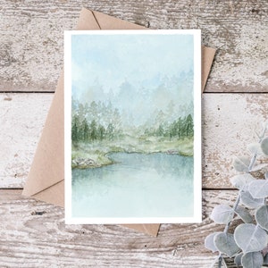 Cartão aquarela de floresta de pinheiros com lago
