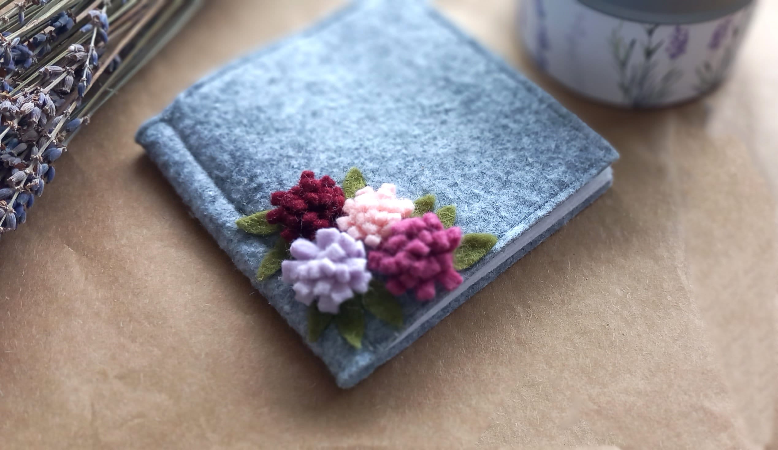 Livre avec aiguilles en feutre avec fleurs