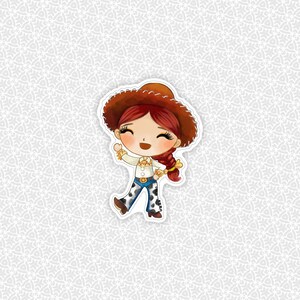 以下が含まれることがあります： 三つ編みの赤髪をした漫画のキャラクターのダイカットステッカー。茶色のカウボーイハット、襟付きのクリーム色の長袖シャツ、金色のバックルが付いた青いベルト、黒い牛柄のパッチが付いた白いパンツを着用している様子が描かれています。