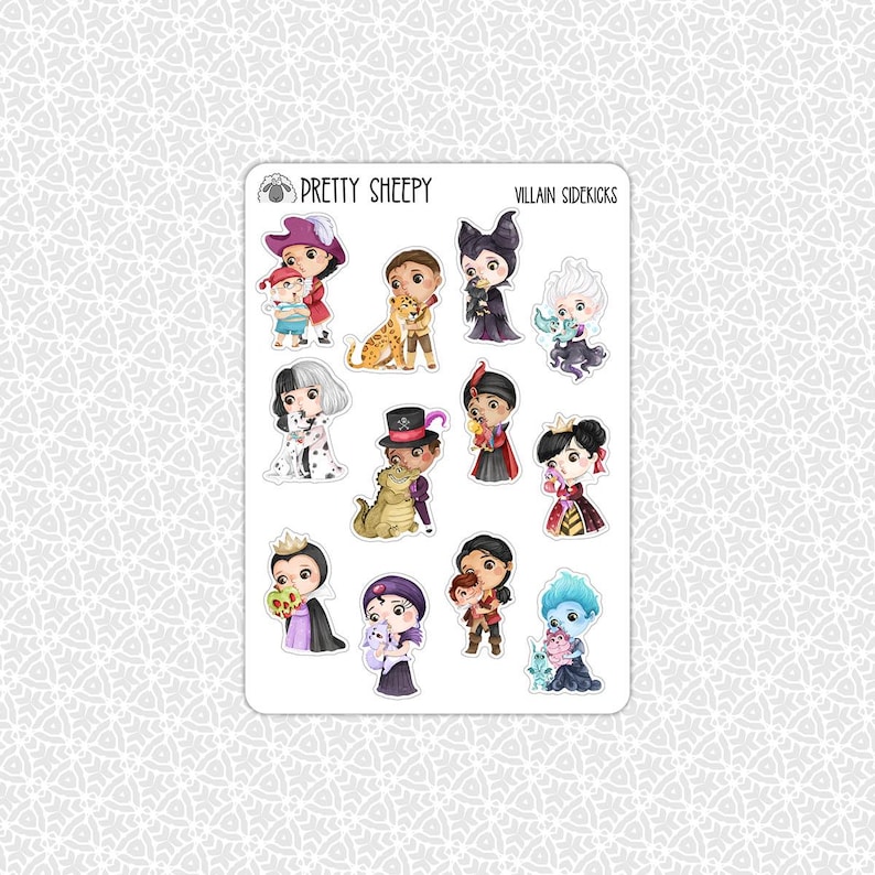 Op de afbeelding: Een stickervel met cartoon illustraties van Disney-schurken en hun handlangers. Het vel bevat personages als Maleficent en Cruella de Vil, met de tekst "PRETTY SHEEPY" en "VILLAIN SIDEKICKS". De stickers zijn kleurrijk en gedetailleerd.