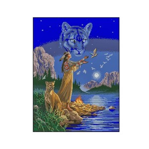 Peut inclure: Une femme amérindienne vêtue de vêtements traditionnels se tient au bord d'un lac, tendant la main à un vol d'oiseaux qui survolent le ciel. Une grande tête de cougar bleue apparaît dans le ciel au-dessus d'elle. Un cougar brun est assis à côté d'elle sur le rivage.