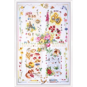 Op de afbeelding: Een ingelijst kunstwerk met een bloemstilleven en vier geïllustreerde panelen met vogels, nesten en seizoensgebonden elementen. Het kunstwerk bevat de tekst "MARJOLLE BASTIN" en is omgeven door een witte rand.