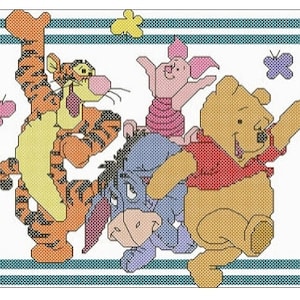 Puede incluir: Un patrón de punto de cruz con Winnie de Pooh, Tigger, Piglet y Eeyore. Los personajes sonríen y parecen estar bailando. El fondo es un patrón de cuadros azules y blancos con un borde verde.