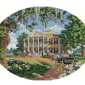 Op de afbeelding: Een vintage illustratie van een wit landhuis met een groot veranda en kolommen, omringd door weelderige groene bomen en een koets getrokken door paarden. Het landhuis heeft een geel dak en groene luiken. De koets is zwart met een wit dak en wordt getrokken door een bruin paard. Er zijn mensen in de koets en op de veranda.