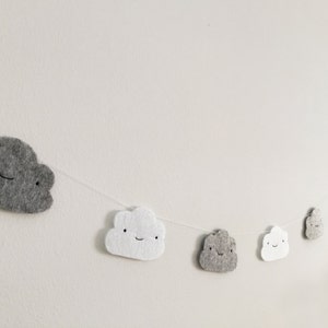 Guirlande de nuages, décoration de chambre de bébé, décoration de baby shower, chambre de bébé moderne, nuages blancs, nuages gris, chambre de bébé, bruants de nuages, chambre d&#39;enfants, ciel