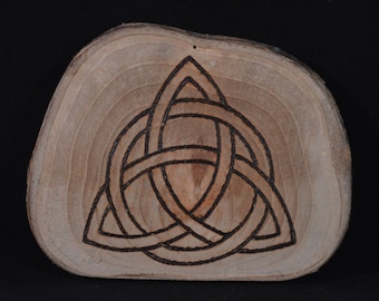 Triquetra Amulett auf gefundenem Holz mit Brandmalerei-Design - Pagan, Wicca, Rituals und Altar Dekoration
