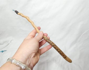 チェリー材で作られた木製の杖、アクアオーラクリスタルポイント、ベルベットポーチ付き