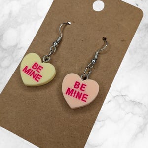 Pastel Love Heart Earrings – Mismatched “Be Mine” Sweet Dangle – Retro Candy Jewellery Gift for Her – Kawaii Valentine Earrings – Free Post