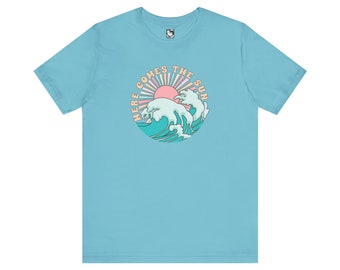 T-shirt Here Comes The Sun, t-shirts d'été, t-shirts pour l'été, t-shirts beach vibes, t-shirts de plage vagues d'été