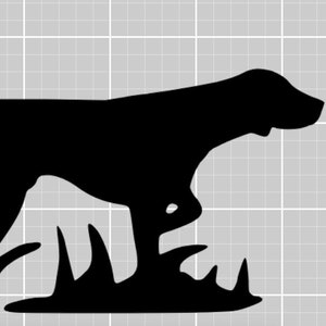 Puede incluir: Silueta negra de un perro corriendo por la hierba alta. El perro es de raza pointer, con patas largas y un hocico largo.