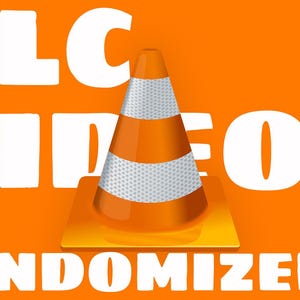 Puede incluir: Un gráfico de texto blanco sobre un fondo naranja dice "VLC VIDEO RANDOMIZER" con un cono de tráfico naranja en el centro.