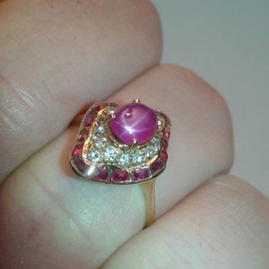 Obehandlad thailändsk cabochon sexstjärnig rubin rundslipade diamanter antika ouppvärmda rubiner omger solitude cocktail för kvinnor i guld