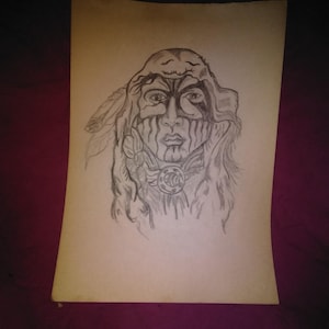 Peut inclure: Dessin au crayon d'un personnage amérindien avec des marques faciales détaillées et une coiffe de plumes. Le dessin est réalisé sur du papier vieilli, avec des ombrages complexes et une attention particulière à l'expression et aux ornements du sujet.