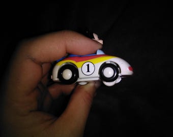 DISNEY - MICKEY MOUSE - Carrinho de Corda Mickey Mouse em uma pista de corrida - Produto oficial - Prelovedbargains Treasurentreats
