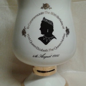 A 1980 fine ceramic vase celebrating the 80th birthday of the Queen mother , fans of British Royal Family , Queen Elizabeth
