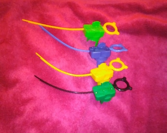 Uno de los cuatro lanzadores BeyBlade y cuerdas de lanzamiento: elige tu tema/mezcla de colores favorita - Boutique de juguetes Treasurentreats Prelovedbargains