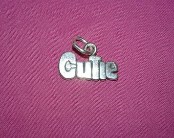 Sólido prata esterlina Cutie pulseira charme bonito doce adorável divertido frívolo boutique colar pingente letras palavra jóias