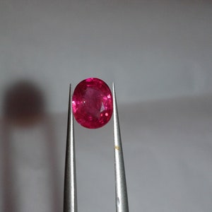 Obehandlad ouppvärmd 1,08 karat jordbrytad ovalslipad rubinröd safir lös naturlig ädelsten för montering av specialsmycken, ringhänge, örhänge
