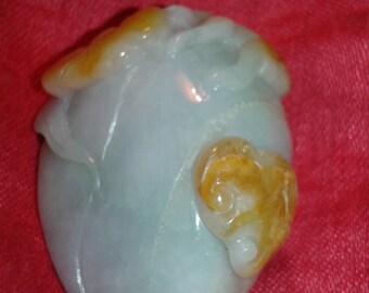 ジェダイト 翡翠の桃と猿が登る自然の地球採掘の宝石彫刻手作り