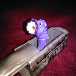 Men in Black 2 - MIIB - 2002 Colombia - Burger King - Alien on train toy opens - aliens pops out - space slug worm creepy crawly -